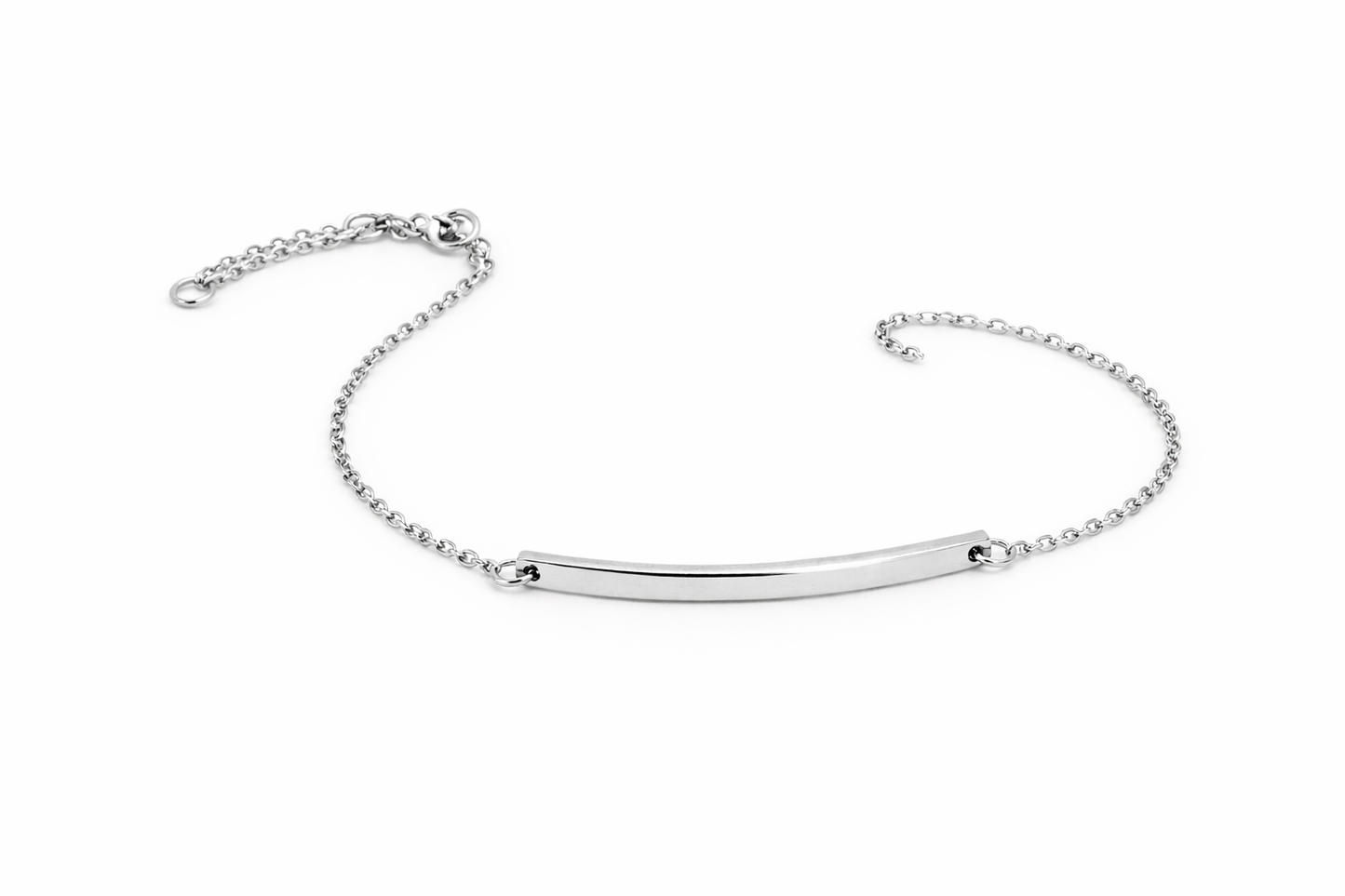 Silbernes Armband mit rechteckigem Edelstahl-Element freigestellt