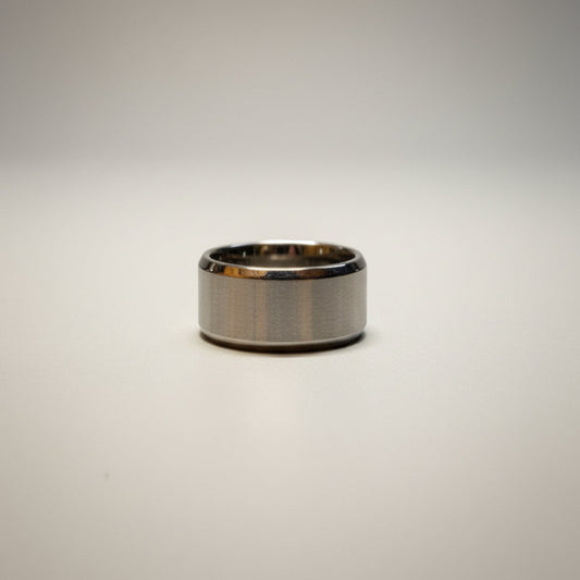 Personalisierter Edelstahlring 8mm mit individueller Gravur - Detailansicht
