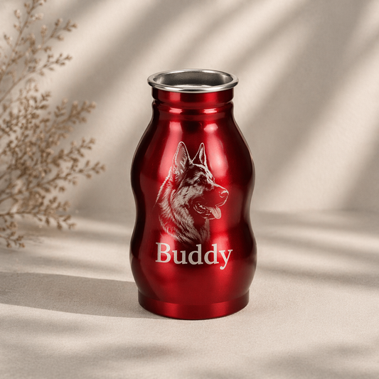 Rote personalisierte Hundetrinkflasche aus Metall mit graviertem Hundemotiv und dem Namen Buddy