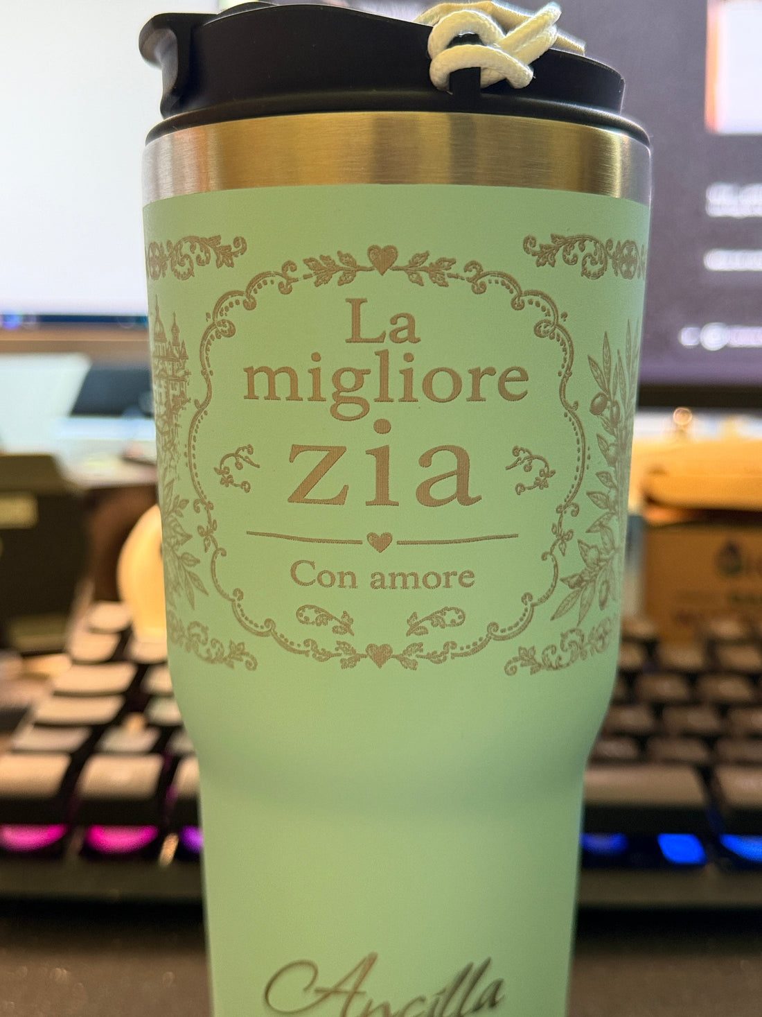 Heller personalisierter Becher mit feiner Lasergravur. Auf dem Becher steht „La migliore zia“, darunter ein gravierter Name.
