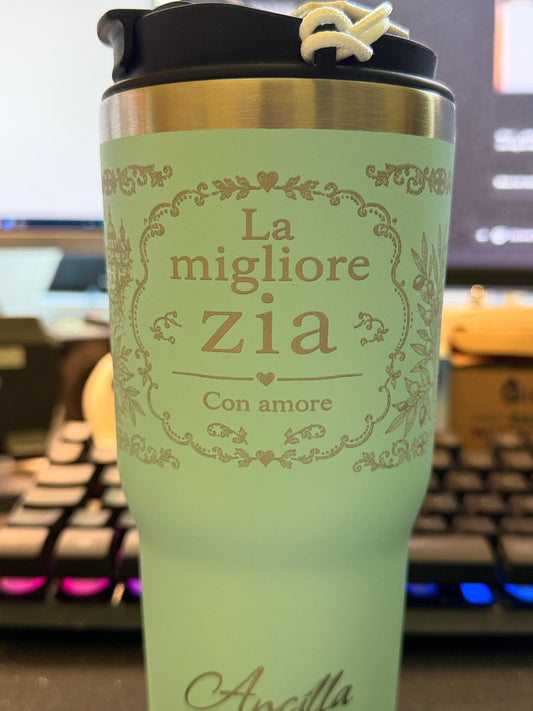 Heller personalisierter Becher mit feiner Lasergravur. Auf dem Becher steht „La migliore zia“, darunter ein gravierter Name.