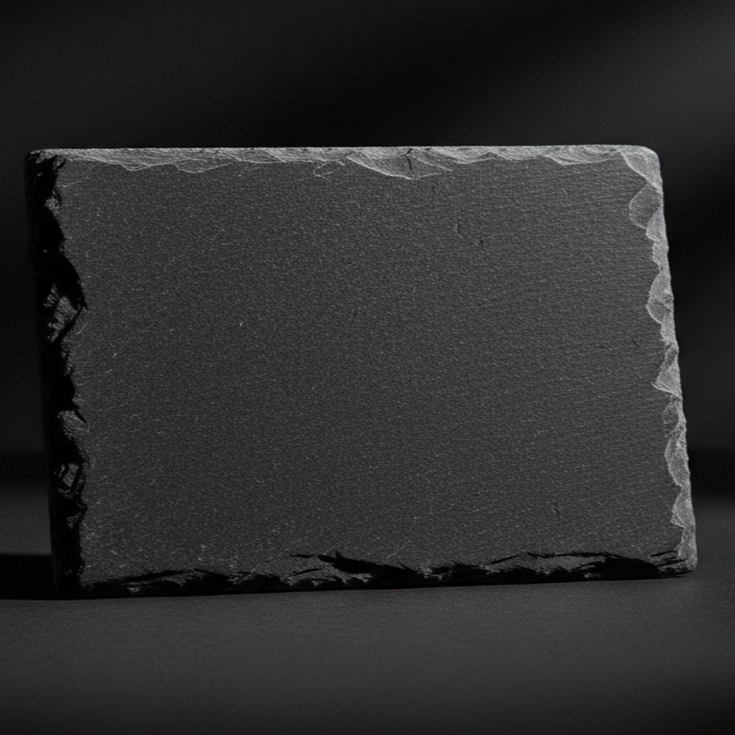 einzelne-stehende-schieferplatte-ohne-gravur
