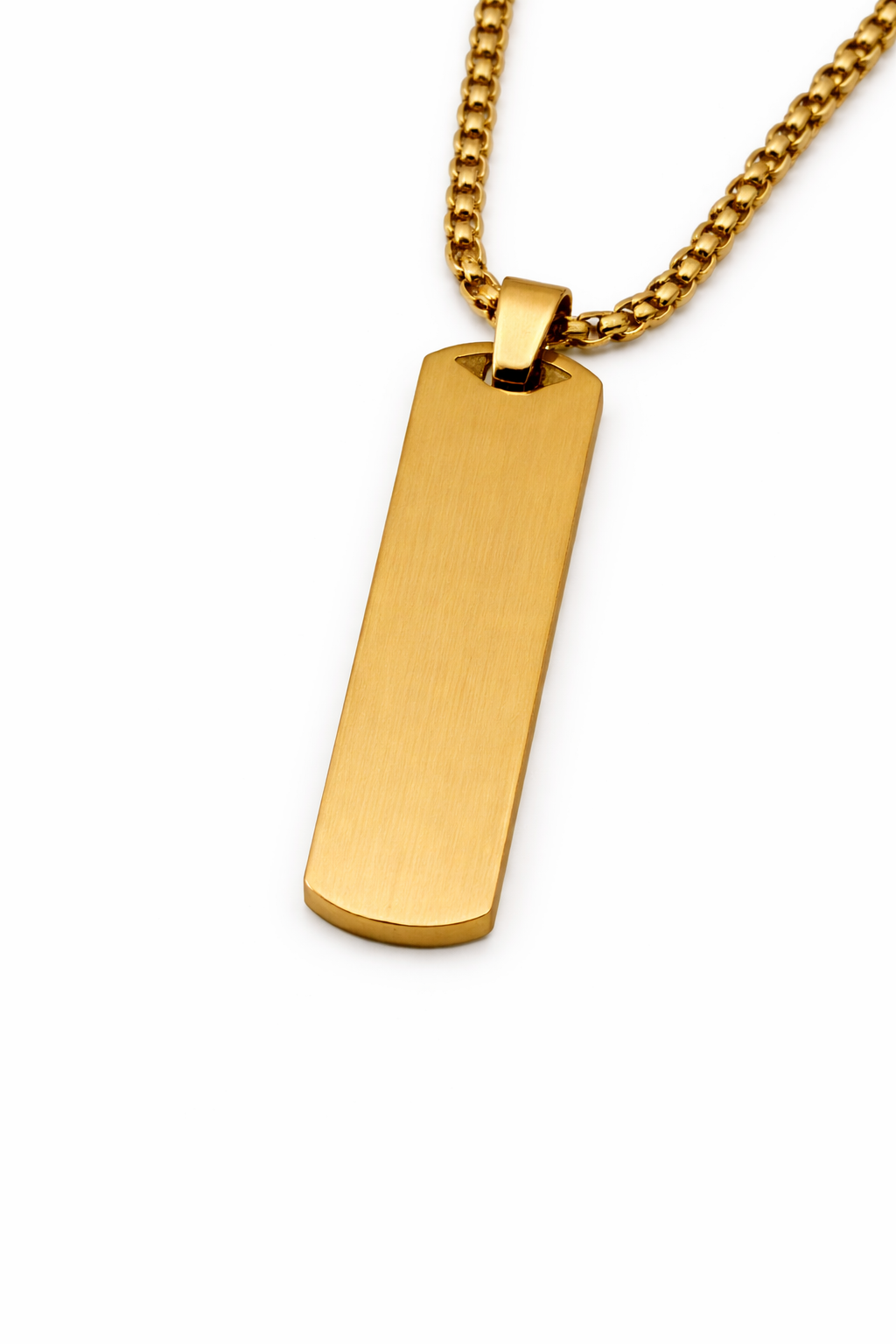Goldene Halskette mit rechteckigem Edelstahl-Anhänger freigestellt