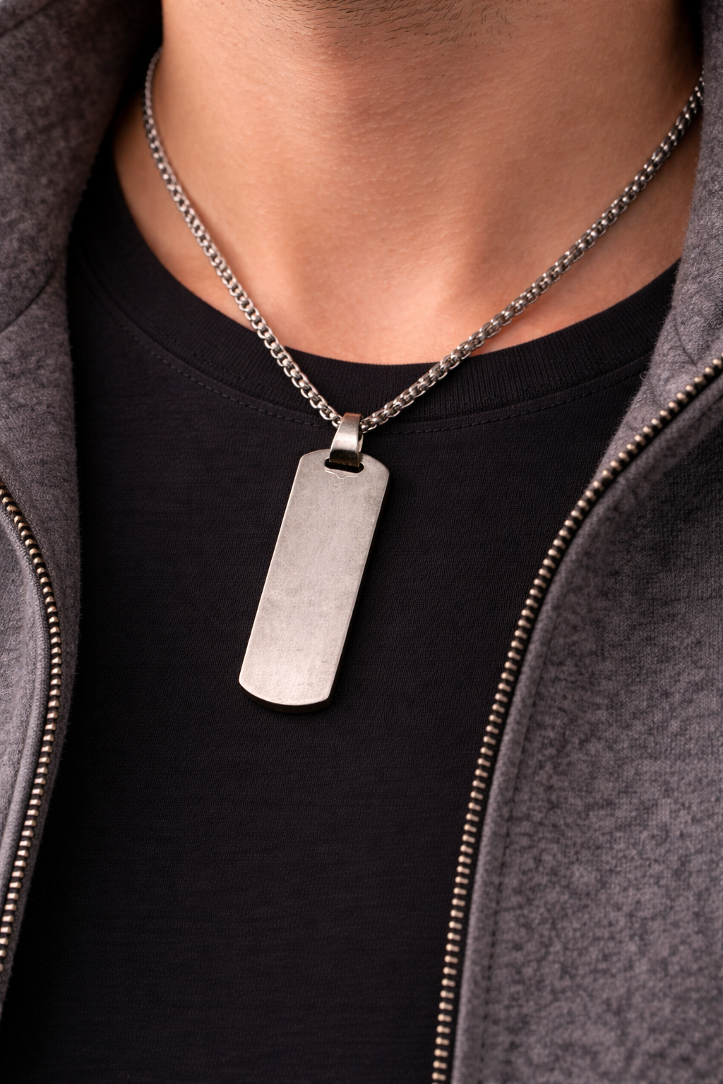 Silberne Halskette mit rechteckigem Edelstahl-Anhänger an Herrenhals