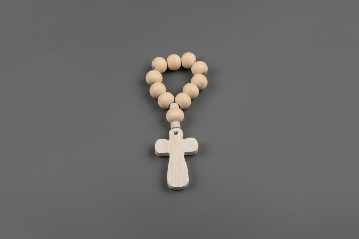 Weißes Taufbändchen mit Holzperlen und kleinem Holzkreuz