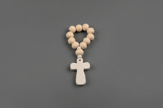 Weißes Taufbändchen mit Holzperlen und kleinem Holzkreuz