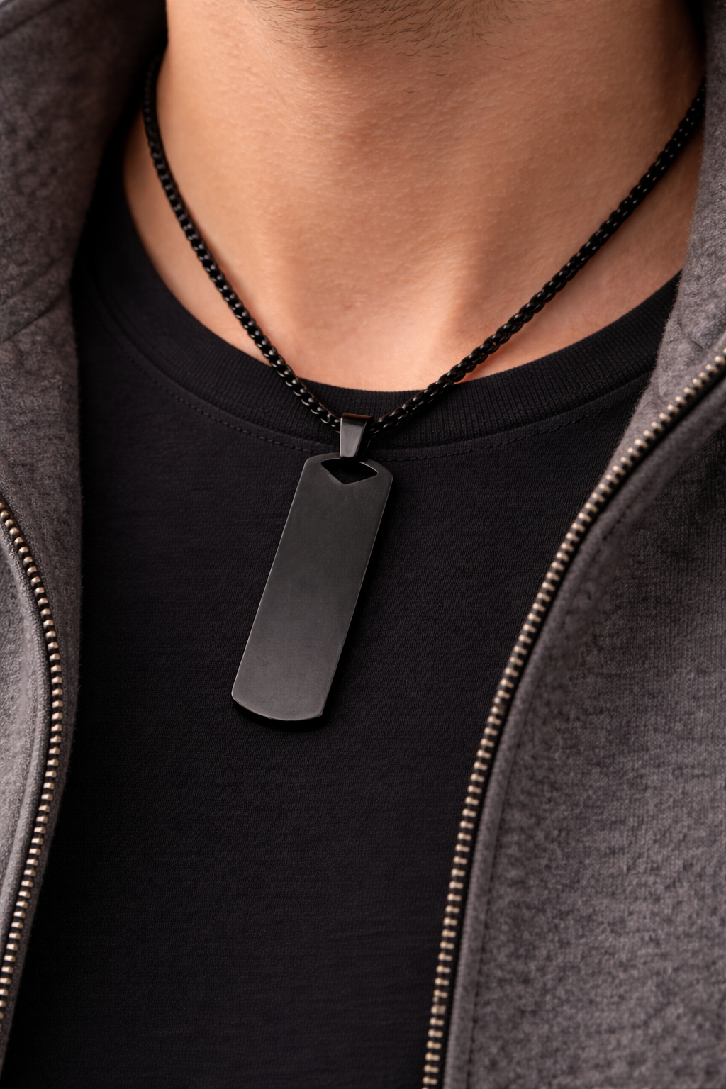 Schwarze Halskette mit rechteckigem Edelstahl-Anhänger an Herrenhals