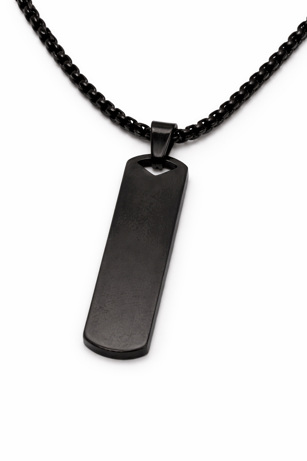 Schwarze Halskette mit rechteckigem Edelstahl-Anhänger freigestellt