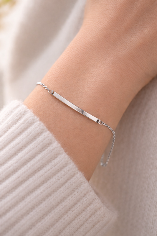 Silbernes Armband mit rechteckigem Edelstahl-Element am Handgelenk