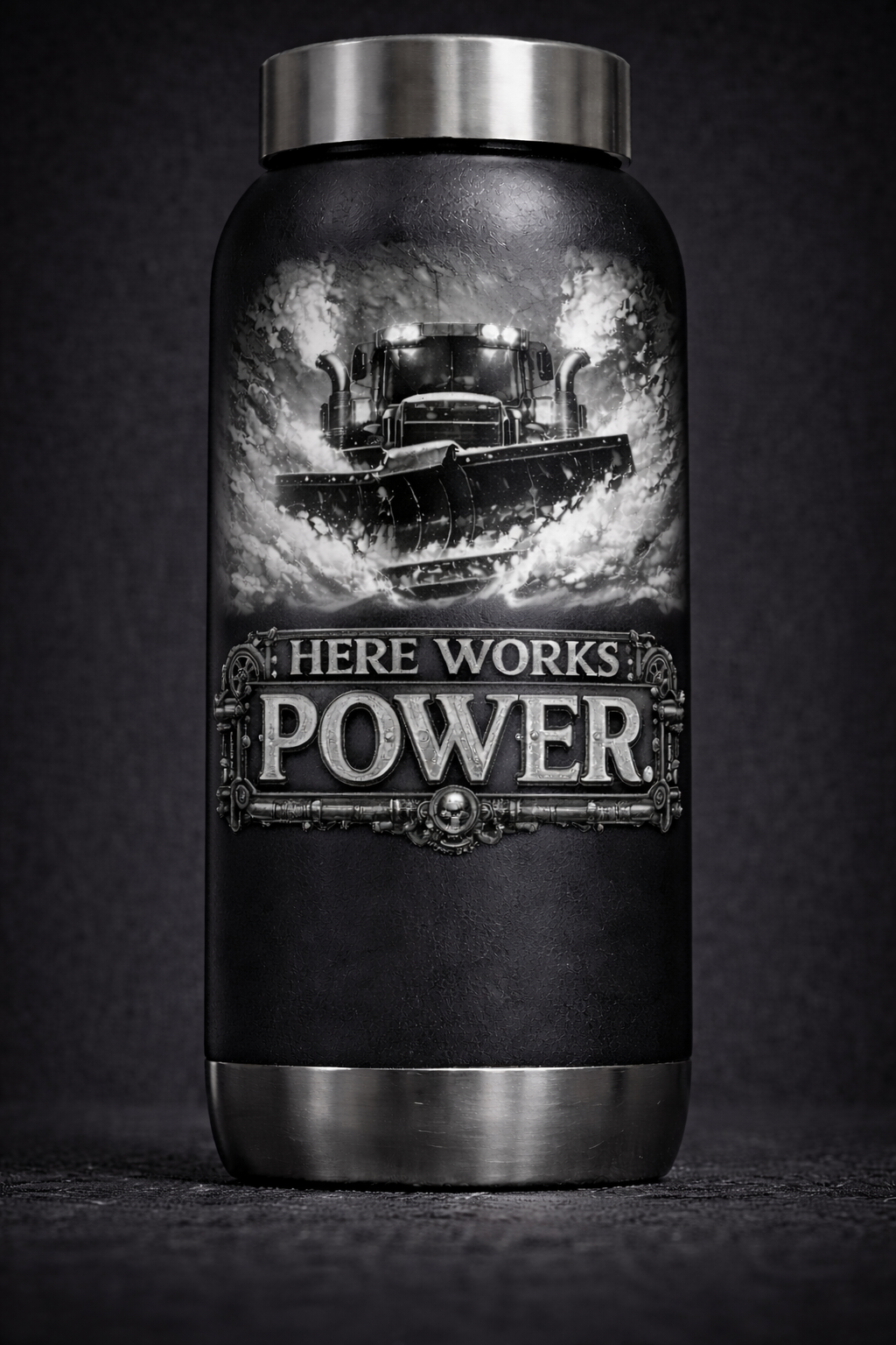 Gravur „HERE WORKS POWER“ – Starkes Design mit klarer Aussage