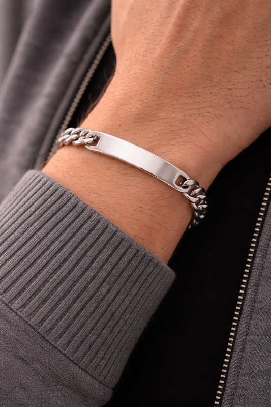 Silbernes Herrenarmband mit rechteckigem Edelstahl-Element am Handgelenk