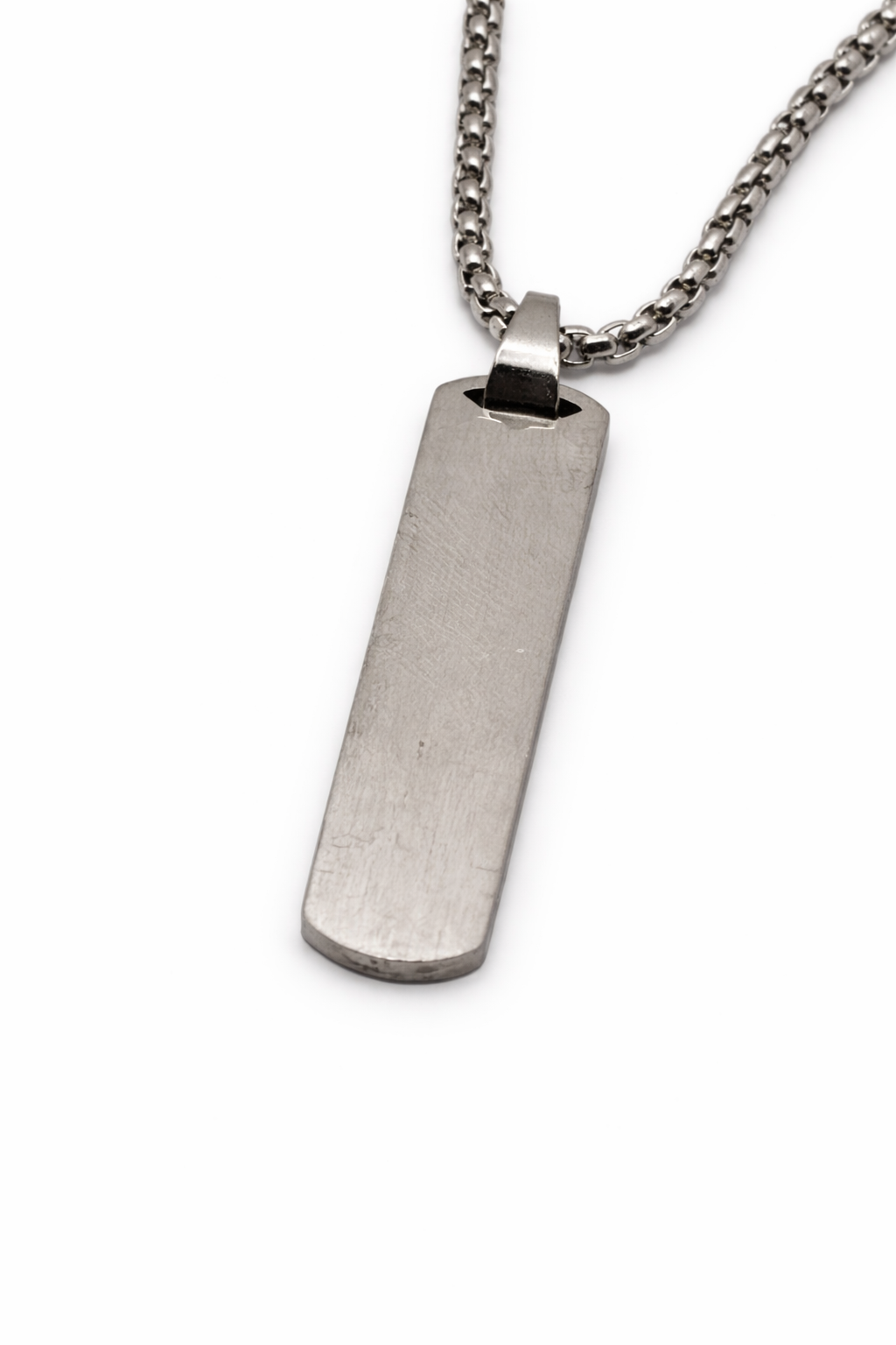 Silberne Halskette mit rechteckigem Edelstahl-Anhänger freigestellt
