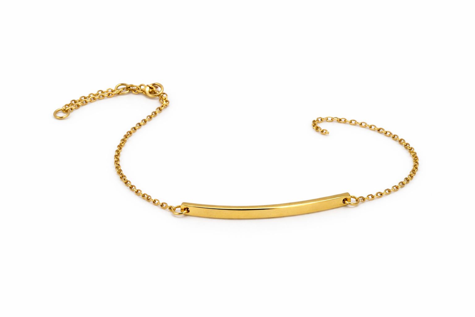 Goldenes Armband mit rechteckigem Edelstahl-Element freigestellt