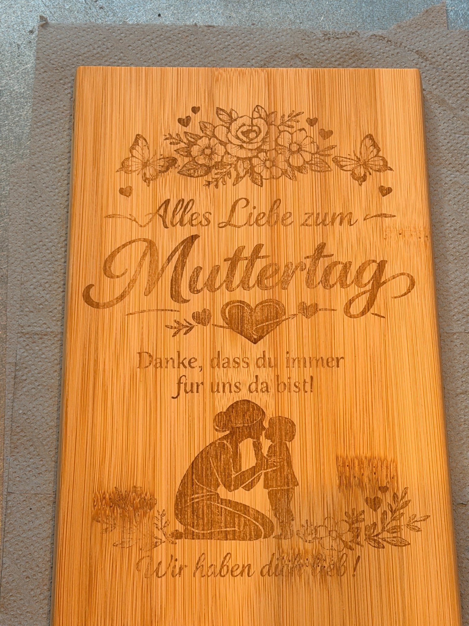 Schneidebrett aus Holz mit Muttertagsgravur – Alles Liebe zum Muttertag