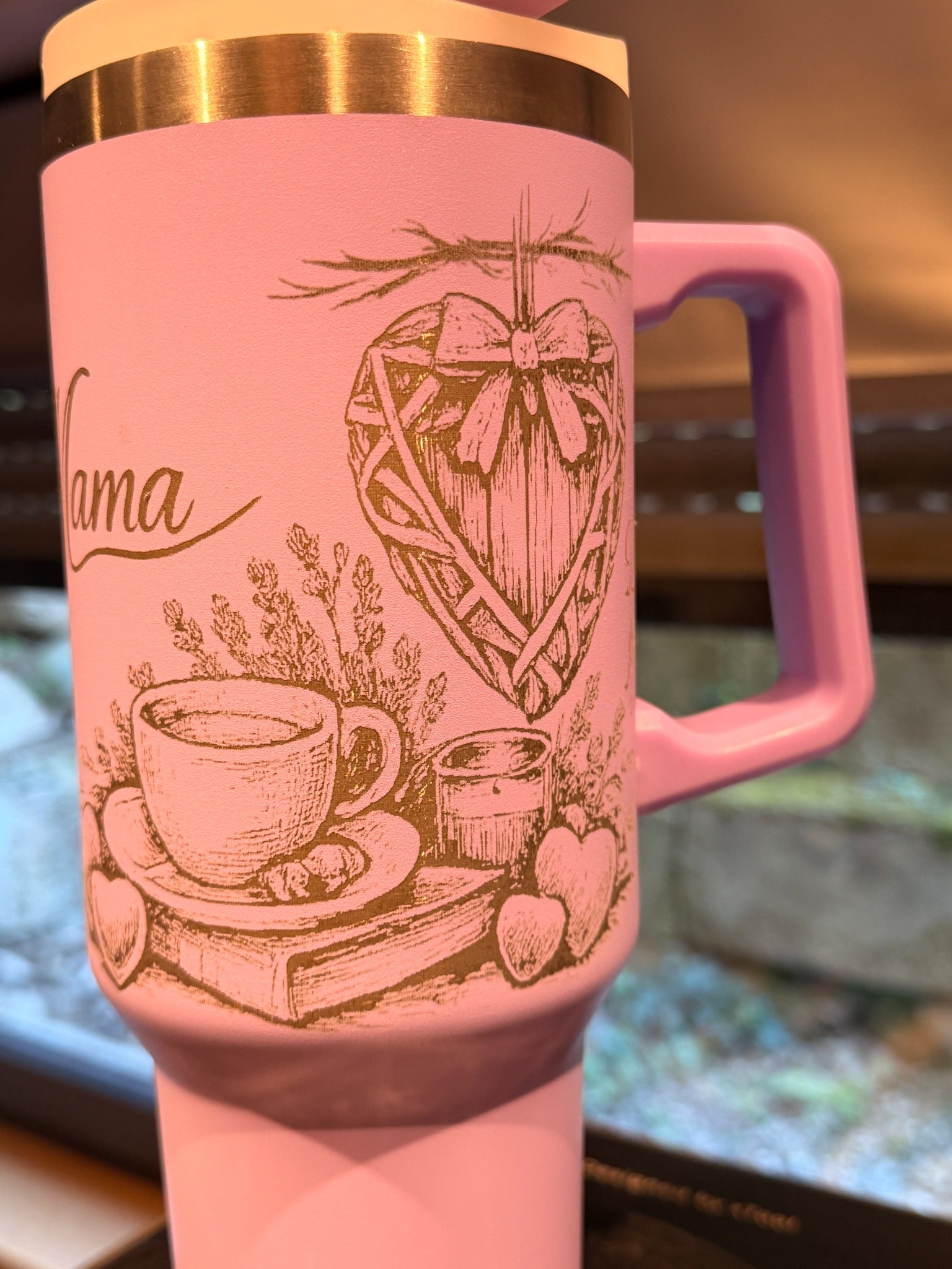 Rosa Edelstahl-Trinkbecher mit filigraner Lasergravur als Muttertagsgeschenk